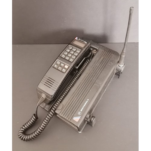 465 - Vintage Motorola 1980s mobile phone unit..