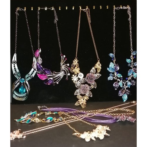 461 - Lot of statement necklaces.