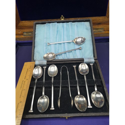 44a - Set of 8 art deco silver Hall marked spoons with tongs 101 grans.