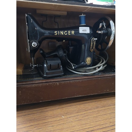 455 - Antique singer sewing machine in fitted casing.