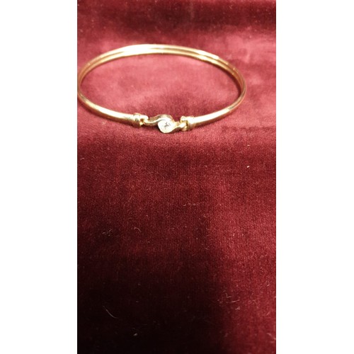 10a - 9ct 375 Hallmarked Bracelet With Clear Stone Centre. 5.40 Grams