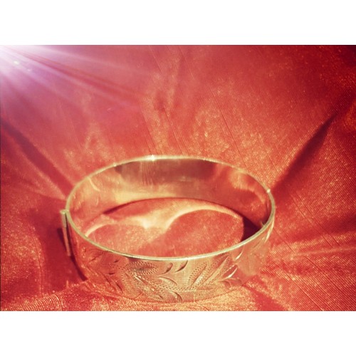 64 - Solid Silver Vintage Bangle Nicely Engraved To Front Hallmarked Birmingham 1972 35.2g