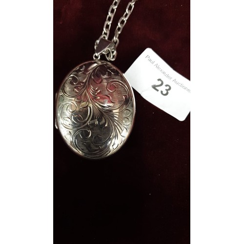 23 - Vintage Silver Large Locket On a 24 Inch Silver Diamond Cut Trace Chain Birmingham 1971 36.4g