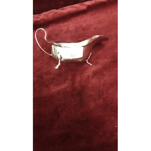 4A - Silver Hallmarked Gravy Boat On Tri Feet sheffield Maker Viner's Ltd (Emile Viner . 106 g