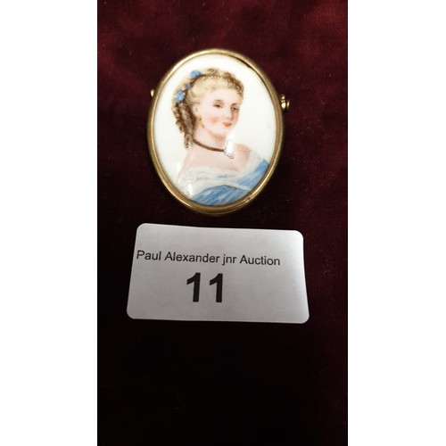 11 - Early 1900s limoges potrait brooch in yellow metal.