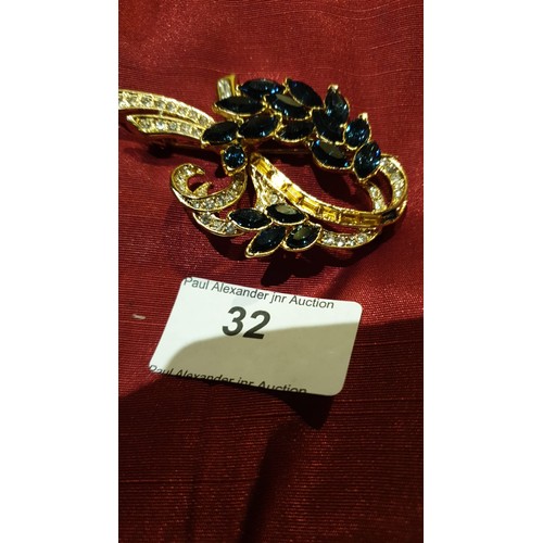 32 - Large stunning costume brooch.