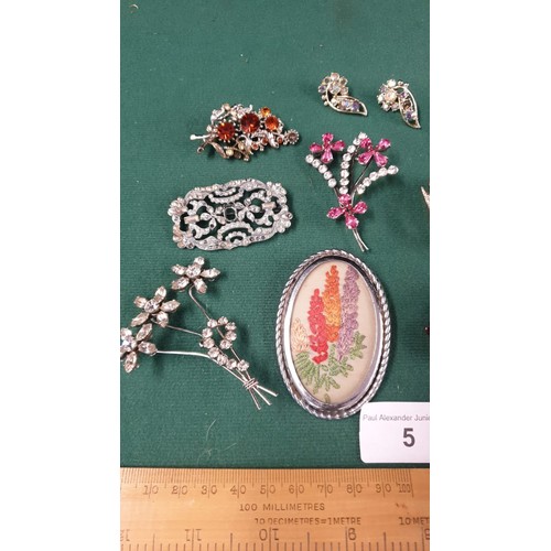 5 - Lot of decorative brooches .