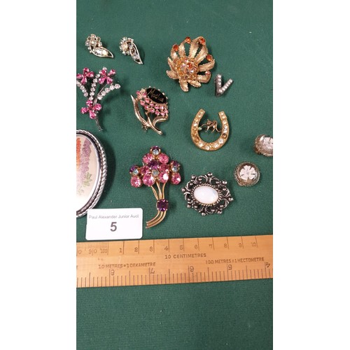 5 - Lot of decorative brooches .