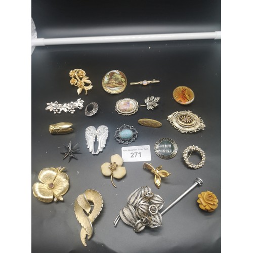 249 - Lot of brooches to include ornate design brooch.