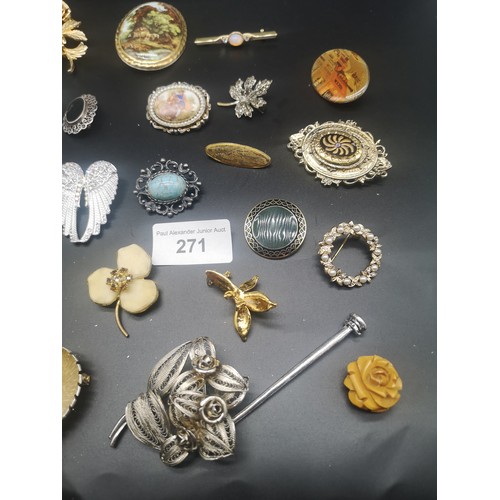 249 - Lot of brooches to include ornate design brooch.