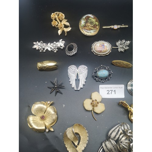 249 - Lot of brooches to include ornate design brooch.