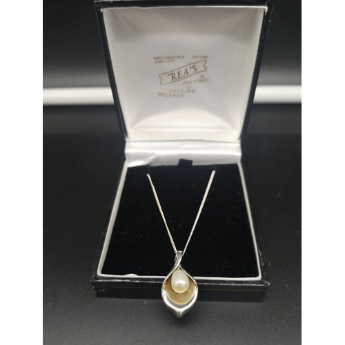 197 - Silver necklace set with shell pendant with cultered pearl.