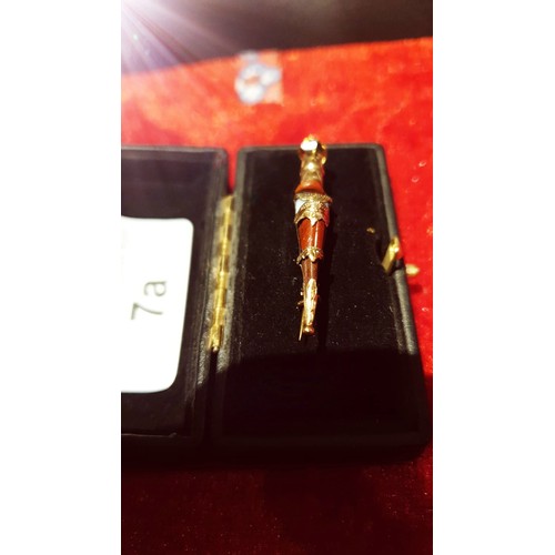 7a - Absolutely Beautiful 9ct Gold Scottish Dirk Brooch    with Smokey Quartz Finial top.