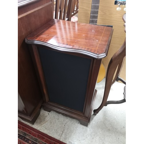 76 - Mahogany hifi carbinet together with pair of  hifi speakers cabinets.