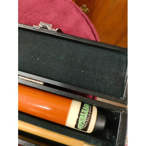 283 - Super league Snooker cue in fitted case.