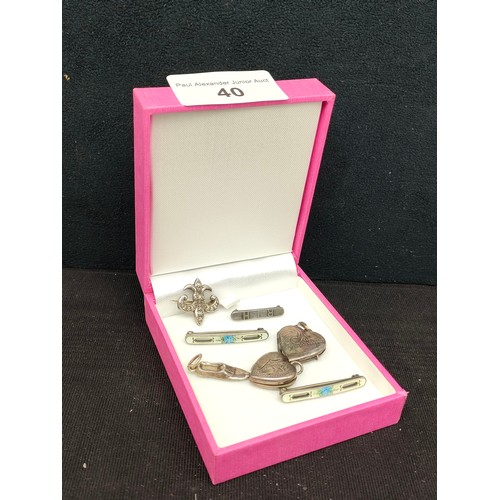 40 - Lot of silver jewellery .