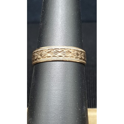 70 - Vintage 9ct gold wedding band ring. Size P. Weight 1.85g.