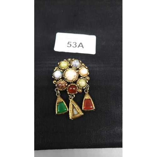 53A - Vintage gold tone gemstone brooch.