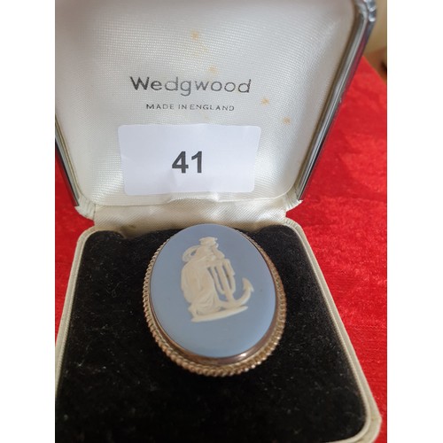 41 - Beautiful Large Wedgwood Jasperware Brooch In Original Box