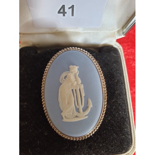41 - Beautiful Large Wedgwood Jasperware Brooch In Original Box