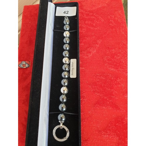 42 - Absolutely Beautiful Silver And Pearl Like Bracelet.