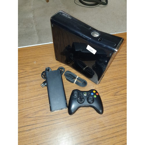 329 - X BOX 360 AND Hand Controller