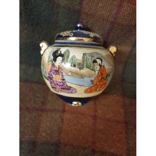 31 - Small Oriental Pourri Pot With Cover  Gheisha Pattern