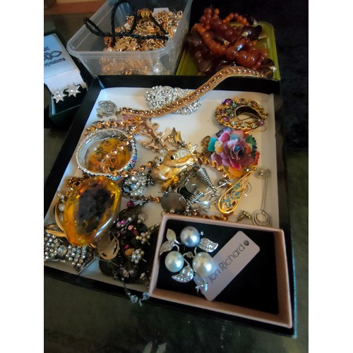 28 - Large lot of jewellery to includes brooches etc.