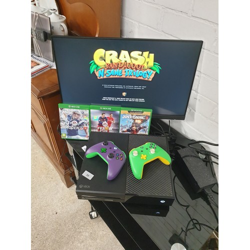 59 - x Box 1 With 2 Controllers X Box Screen And Games Working Order