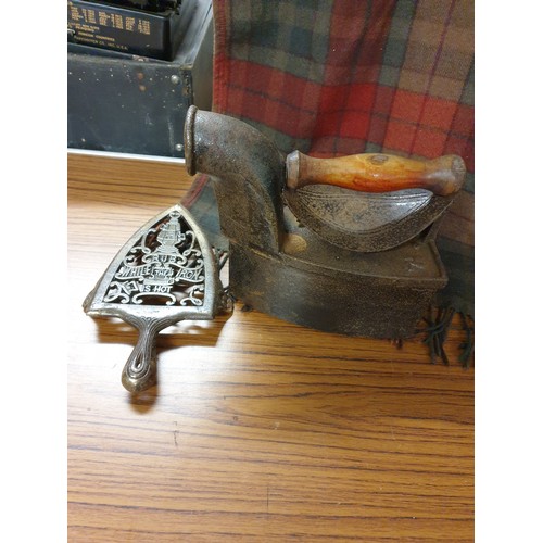 201 - Cast Iron Hot Coals Early 1900s Iron And Stand