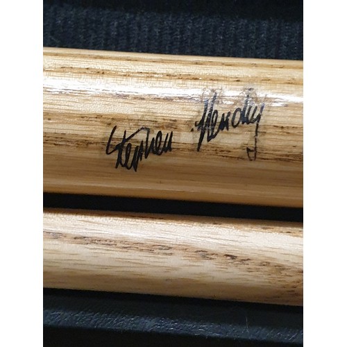 133 - 2 Snooker Cues Stephen Hendry And Possibly Ken Beety 2 Are Signed 1 Case