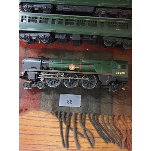 88 - Triang Hornby 00 Gauge Clan Line Merchant Navy Class Loco And 4 Hornby Carridges