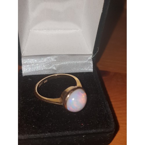 10 - 9ct Gold Mother Of Pearl Ring Size S 4.12g