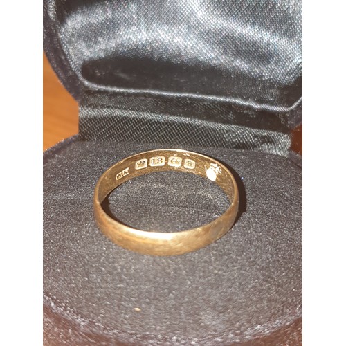 13 - 18ct Gold Wedding Band Size R 2.25 g