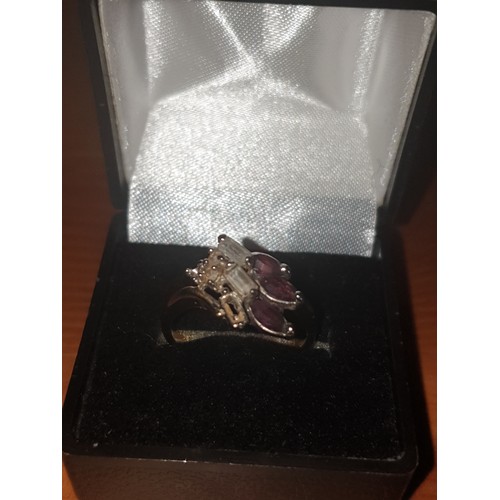 15 - 9ct Gold Amethyst And Clear Stone Ring 1 Stone Missing 2.74 g Size 0