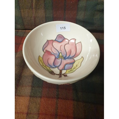117 - A Moorcroft Hibiscus Pattern Cream Ground Bowl (17cm in Diameter & 7.5cm in height)(Perfect Conditio... 