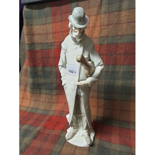 142A - A Early Lladro Large Figure The Violinist Stands (35cm in height)