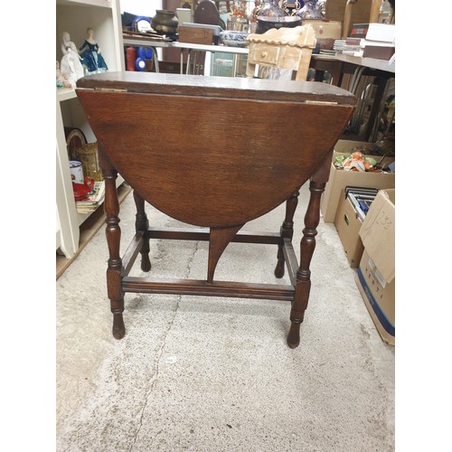 400 - Small Oak Arts And Crafts Drop Leaf Table