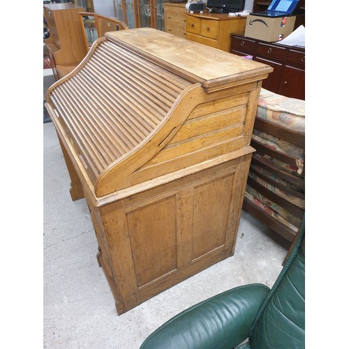 227 - A Nice Little Oak Roll Top Knee Hole Desk With 3 Drawer Front And Pigeon Hole Interior