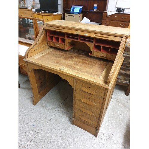 227 - A Nice Little Oak Roll Top Knee Hole Desk With 3 Drawer Front And Pigeon Hole Interior