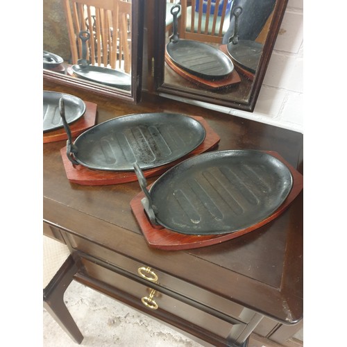 303 - 6 Cast Iron Steak Plates With Wooden Rests And Separate Cast Iron Handles With Spare Handles