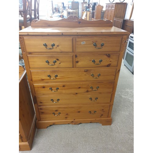 234 - A Beautiful Pine Country House Chest Of Drawers 2 over 2 Over 4 With Carved Freeze