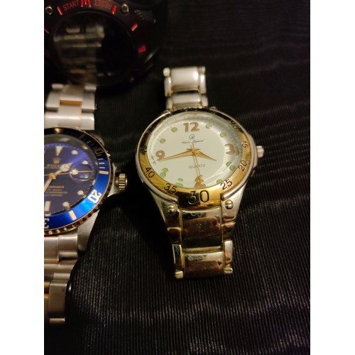 21 - A collection four of gents watches ( 2 in working order)