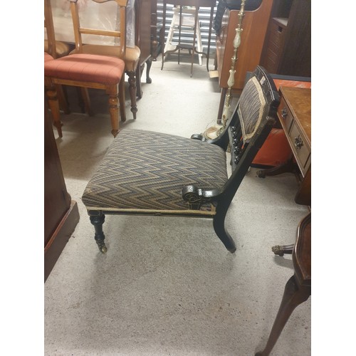 204 - A Lovely Little Victorian Nursing Chair In Black Ebonised Wood Leading To Brass Caster Feet