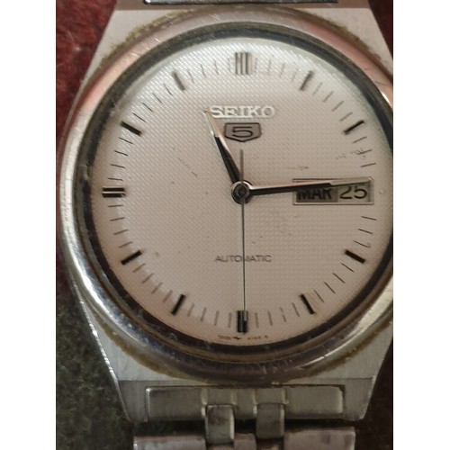 38 - Seiko 5 Automatic Wrist Watch Day And Date Calendar Ticks But Needs Service