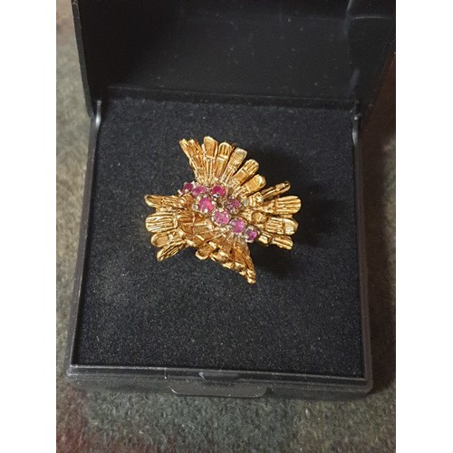 3 - 18 ct Gold Ruby Fan Effect Design Ring Size N 9.46g