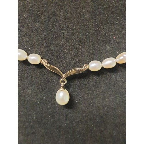 19 - 9ct Gold Vintage Pearl Necklace With Gold Clasp and Pendant With Droplet Pearl