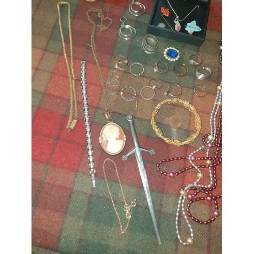 41 - A Selection Of vintage Costume Jewellery; necklaces, brooches etc