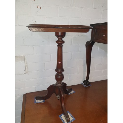 234 - A Nice Little Victorian Wine Table With Turned Stem Leading To Triple Leg Base