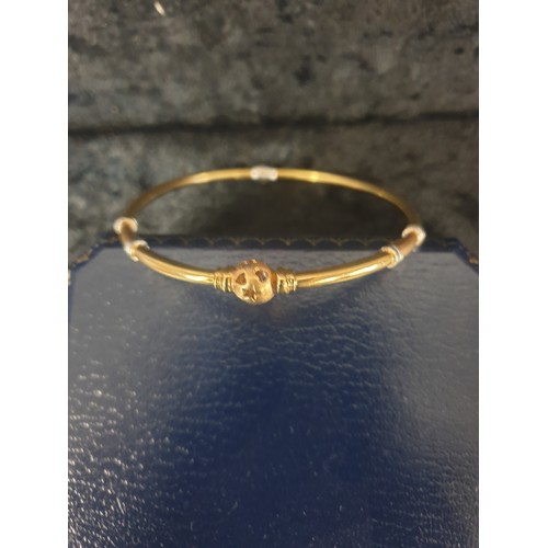 1 - 18ct Gold Bangle With White And Yellow Gold Design 8.3 g